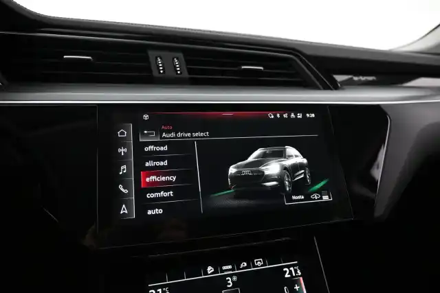 Valkoinen Maastoauto, Audi e-tron – VAR-27407