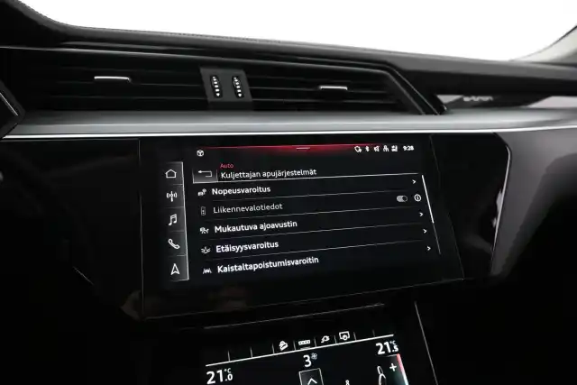 Valkoinen Maastoauto, Audi e-tron – VAR-27407