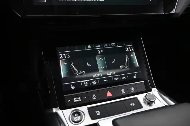 Valkoinen Maastoauto, Audi e-tron – VAR-27407