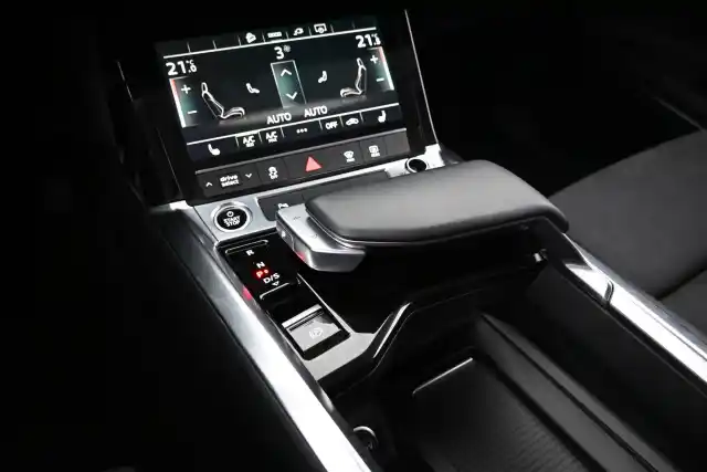 Valkoinen Maastoauto, Audi e-tron – VAR-27407