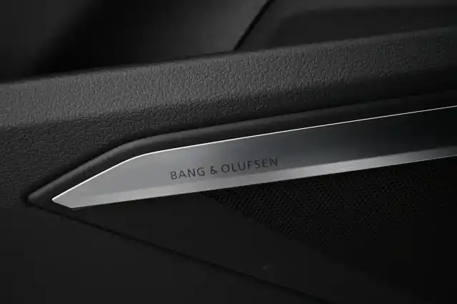 Valkoinen Maastoauto, Audi e-tron – VAR-27407