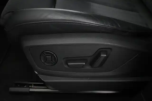 Valkoinen Maastoauto, Audi e-tron – VAR-27407