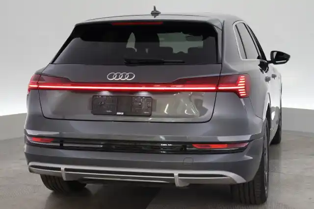 Harmaa Maastoauto, Audi e-tron – VAR-27437