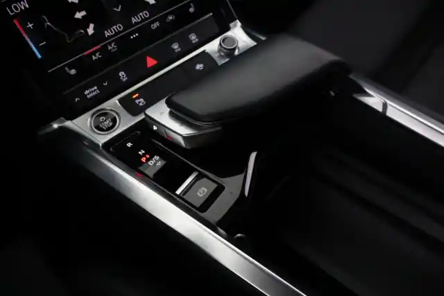 Harmaa Maastoauto, Audi e-tron – VAR-27437