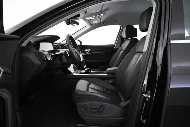Musta Maastoauto, Audi e-tron – VAR-27580