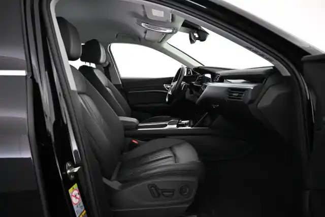 Musta Maastoauto, Audi e-tron – VAR-27580