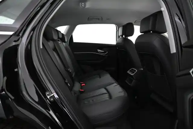 Musta Maastoauto, Audi e-tron – VAR-27580