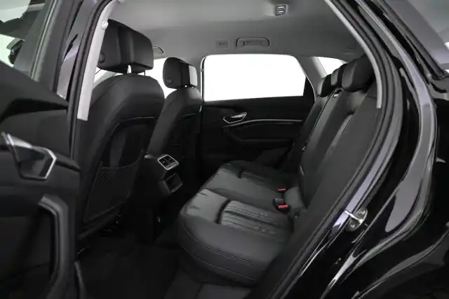 Musta Maastoauto, Audi e-tron – VAR-27580