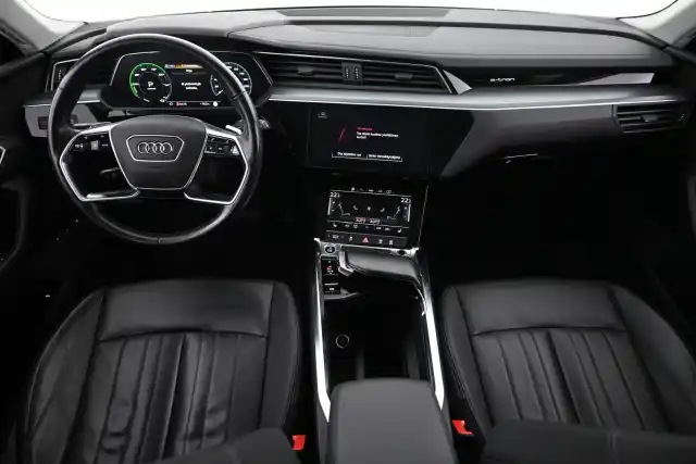 Musta Maastoauto, Audi e-tron – VAR-27580