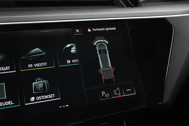 Musta Maastoauto, Audi e-tron – VAR-27580