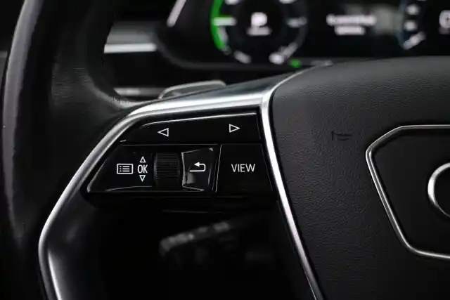 Musta Maastoauto, Audi e-tron – VAR-27580