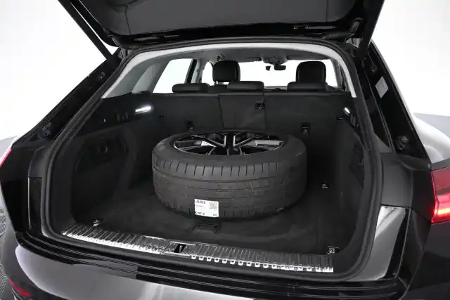 Musta Maastoauto, Audi e-tron – VAR-27580