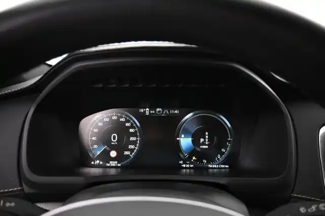 Musta Maastoauto, Volvo XC90 – VAR-27649