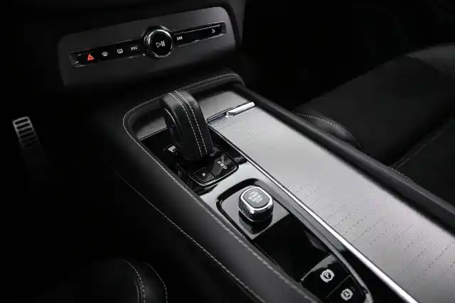Musta Maastoauto, Volvo XC90 – VAR-27649