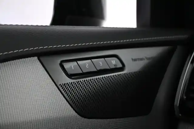 Musta Maastoauto, Volvo XC90 – VAR-27649