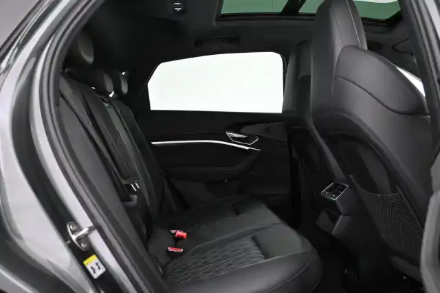 Musta Maastoauto, Audi Q8 e-tron – VAR-27685