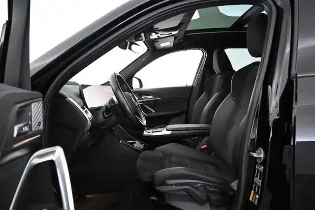 Musta Maastoauto, BMW iX1 – VAR-27837