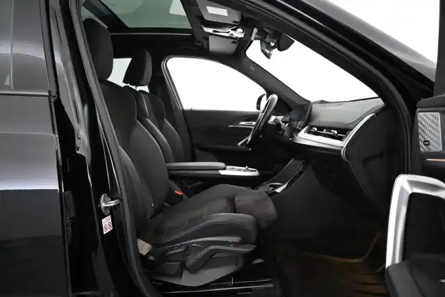 Musta Maastoauto, BMW iX1 – VAR-27837