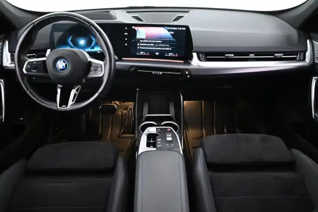 Musta Maastoauto, BMW iX1 – VAR-27837