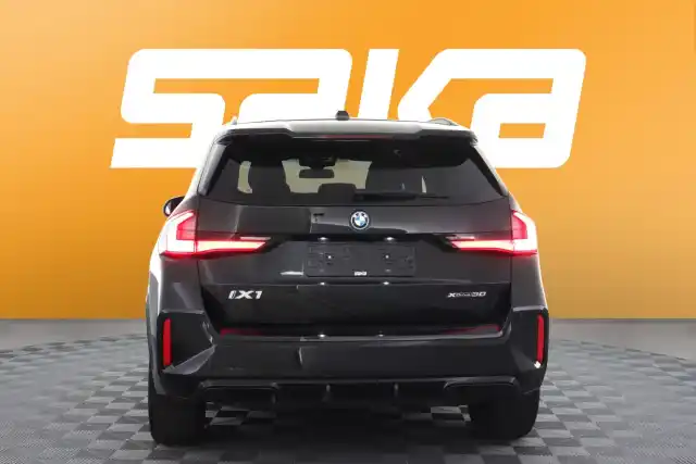 Musta Maastoauto, BMW iX1 – VAR-27837