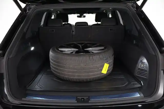 Musta Maastoauto, Volkswagen Touareg – VAR-27963