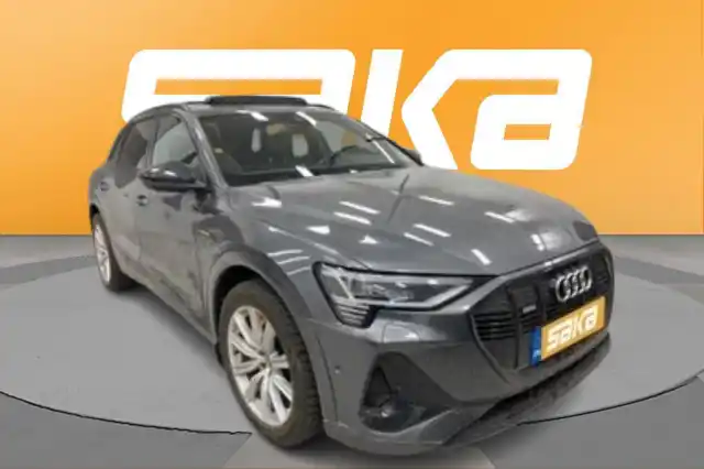 Harmaa Maastoauto, Audi e-tron – VAR-28013