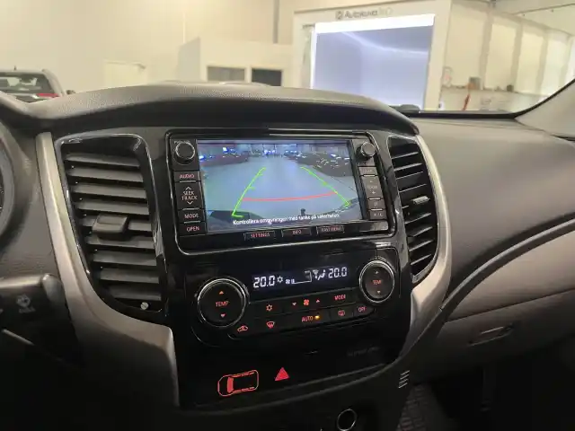 Sininen Pakettiauto, Mitsubishi L200 – VAR-28138