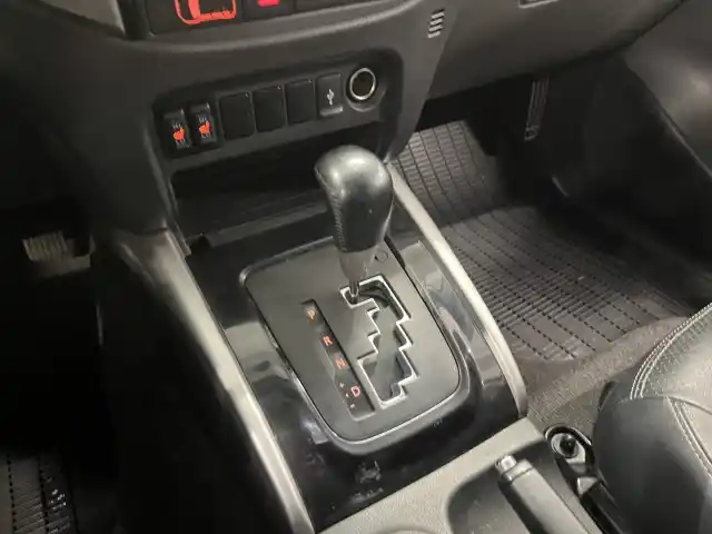 Sininen Pakettiauto, Mitsubishi L200 – VAR-28138