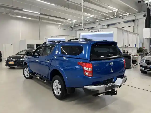 Sininen Pakettiauto, Mitsubishi L200 – VAR-28138