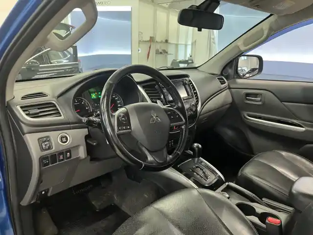 Sininen Pakettiauto, Mitsubishi L200 – VAR-28138