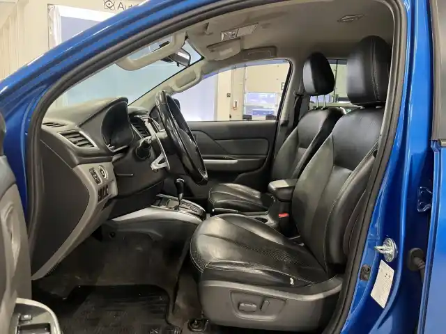Sininen Pakettiauto, Mitsubishi L200 – VAR-28138