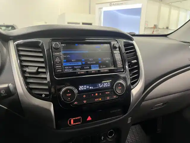 Sininen Pakettiauto, Mitsubishi L200 – VAR-28138