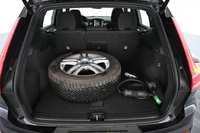 Vihreä Maastoauto, Volvo XC40 – VAR-28304