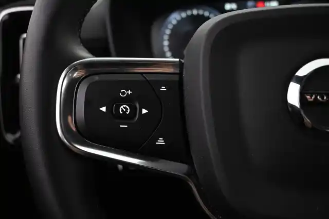 Vihreä Maastoauto, Volvo XC40 – VAR-28304