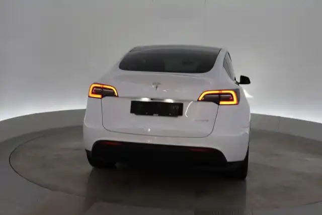 Valkoinen Maastoauto, Tesla Model Y – VAR-28307