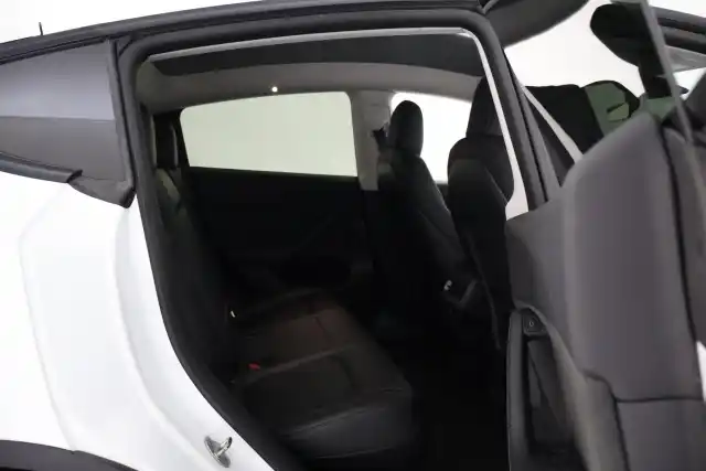 Valkoinen Maastoauto, Tesla Model Y – VAR-28307