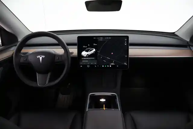 Valkoinen Maastoauto, Tesla Model Y – VAR-28307