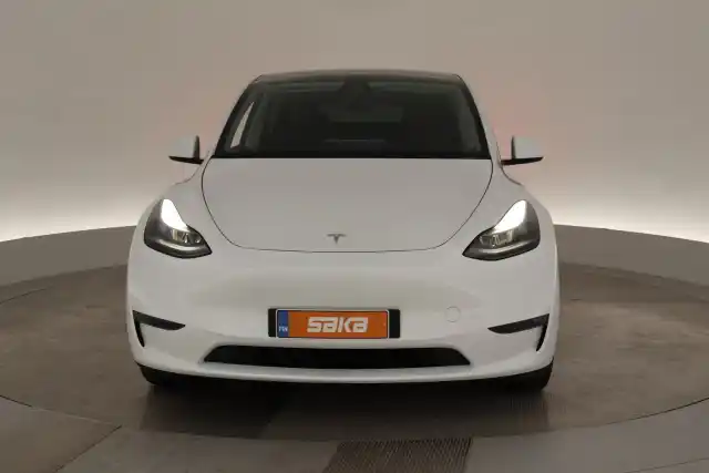 Valkoinen Maastoauto, Tesla Model Y – VAR-28307