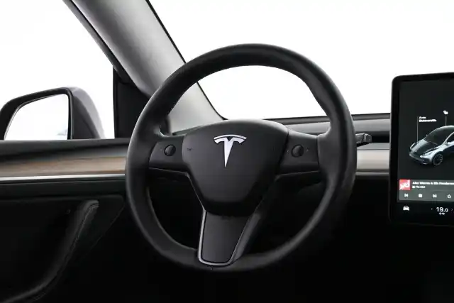 Harmaa Maastoauto, Tesla Model Y – VAR-28556