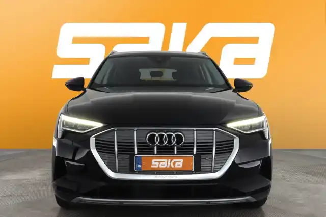 Musta Maastoauto, Audi e-tron – VAR-28627