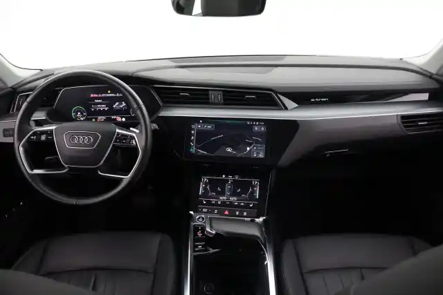 Musta Maastoauto, Audi e-tron – VAR-28627