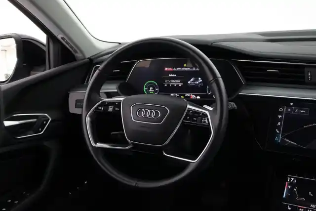 Musta Maastoauto, Audi e-tron – VAR-28627