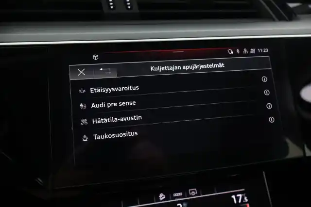 Musta Maastoauto, Audi e-tron – VAR-28627