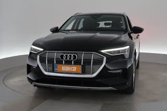 Musta Maastoauto, Audi e-tron – VAR-28627