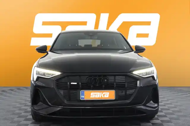 Musta Maastoauto, Audi e-tron – VAR-29097