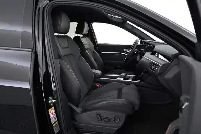 Musta Maastoauto, Audi e-tron – VAR-29097