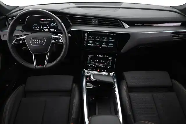 Musta Maastoauto, Audi e-tron – VAR-29097
