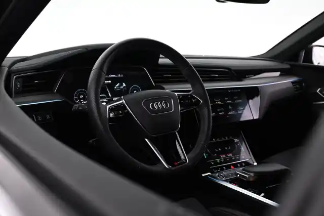 Musta Maastoauto, Audi e-tron – VAR-29097