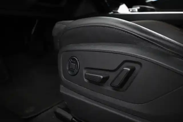 Musta Maastoauto, Audi e-tron – VAR-29097