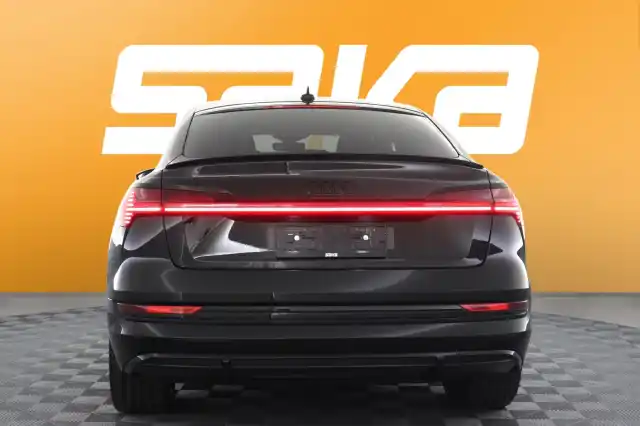 Musta Maastoauto, Audi e-tron – VAR-29097